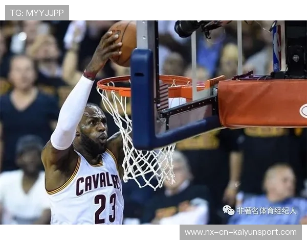 勒布朗训练照曝光，单手扣篮力量依旧